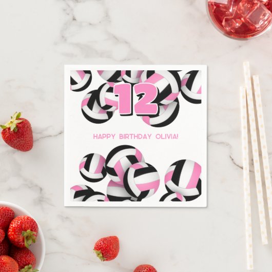 ピンクの黒いバレーボールパーティーの女の子の誕生日 スタンダードカクテルナプキン (インサイチュ)