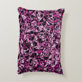 ピンクの黒い三角形のシームレスパターン アクセントクッション (裏面(縦))