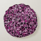 ピンクの黒い三角形のシームレスパターン ラウンドクッション (裏面)