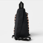 ピンクの黒い市松模様にダイヤモンドのパターン スリングバッグ (裏面)