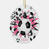 ピンクの黒い星の女の子が記念撮影したサッカーボール セラミックオーナメント (右)