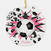 ピンクの黒い星の女の子が記念撮影したサッカーボール セラミックオーナメント (正面)