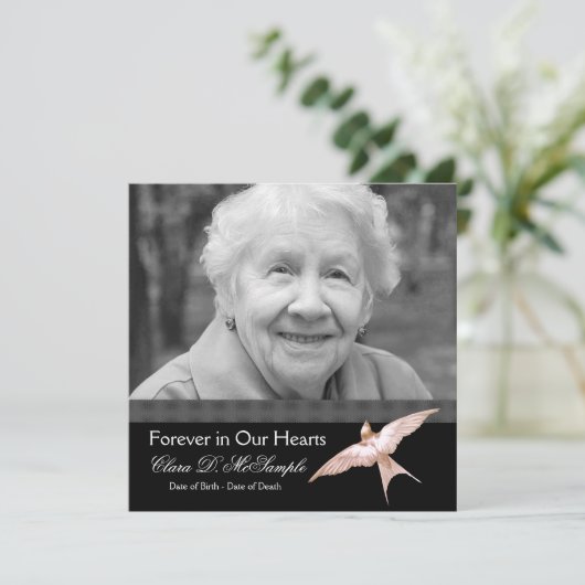 ピンクの黒い鳩の女性写真の葬儀のお知らせ 招待状 (スタンド正面)