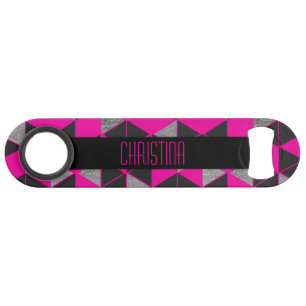 ピンクの黒く、銀製の幾何学的な三角形のモノグラム スピード栓抜き