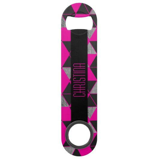 ピンクの黒く、銀製の幾何学的な三角形のモノグラム スピード栓抜き (正面)