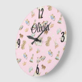 ピンクの10.75インチのベビーガールナーサリー ヴィンテージおもちゃ ラージ壁時計 (傾斜)