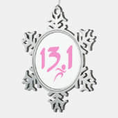 ピンクの13.1の半マラソン スノーフレークピューターオーナメント (右)