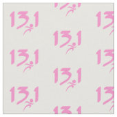ピンクの13.1の半マラソン ファブリック (クローズアップ)