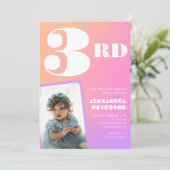 ピンクの3番目の誕生日招待状カラフル写真 招待状 (スタンド正面)