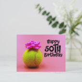ピンクの50歳の誕生日の文字の入ったテニスボール ポストカード (スタンド正面)