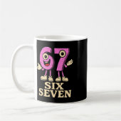 ピンクの67 Six Seven 6-7 - おもしろイタリアの脳みそ回転キッズ コーヒーマグカップ (左)