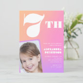 ピンクの7th誕生日招待状カラフル写真 招待状 (スタンド正面)