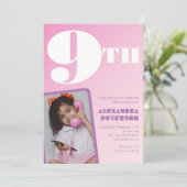 ピンクの9歳の誕生日招待状 女の子 レトロな写真 招待状 (スタンド正面)