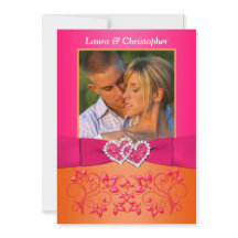 ピンクの、オレンジ花柄によって結合されるハートの写真の招待