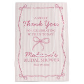 ピンクの コケッタ ボウ パステル ブライダル シャワー お礼の品 ミディアムペーパーバッグ (裏面)