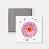 ピンクの《植物》百日草と名前をカスタムするキッチン マグネット (正面/裏面)