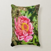 ピンクの《植物》百日草と黄色の中心 アクセントクッション (正面(垂直))