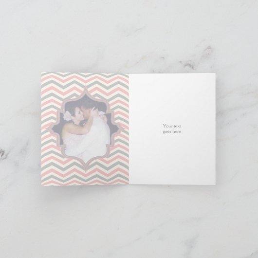 ピンクの、灰色のシェブロンのジグザグ形の結婚式は写真感謝していしています サンキューカード (内部)