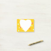 ピンクの、黄色い水玉模様及び白いハートの形 ポストイット (デスク上)