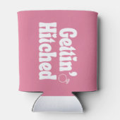 ピンクの"Gettin' Hitched"バチェロレッテセルツァー 缶クーラー (裏面)