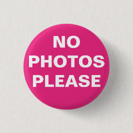 ピンクの「No Photos Please」ピンオンボタン 缶バッジ
