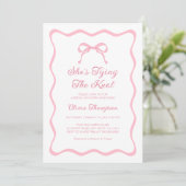 ピンクの「She's Tying the Knot」リボン・ブライダルシャワー 招待状 (スタンド正面)