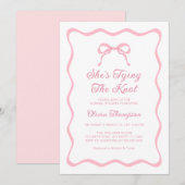 ピンクの「She's Tying the Knot」リボン・ブライダルシャワー 招待状 (正面/裏面)