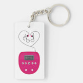 ピンクのCDプレーヤーとキスするイヤホン キーホルダー (裏面)
