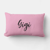 ピンクのGigi設立年記念枕デザイン ランバークッション (正面)