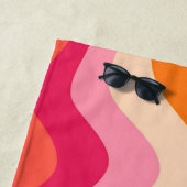 ピンクのGroovyレトロな美学モノグラムの- ビーチタオル (インサイチュ)