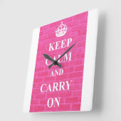 ピンクのKeep Calm & Carry On スクエア壁時計 (傾斜)
