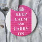 ピンクのKeep Calm & Carry On 缶バッジ (インサイチュ)