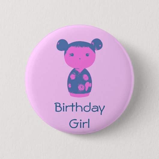 ピンクのKokeshiの青ボタン 缶バッジ (正面)