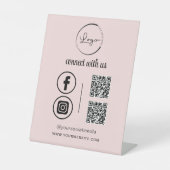 ピンクのQR Connect With Usビジネスロゴソーシャルメディア 台座サイン (正面)