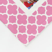 ピンクのQuatrefoiのパーソナライズな写真のコラージュのモノグラム フリースブランケット (角)