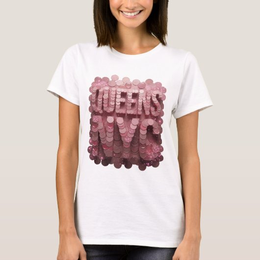 ピンクのQUEENS+NYCスローガンデザイン Tシャツ (正面)