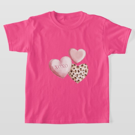 ピンクのXOXOヒョウ柄ハート Tシャツ (レイダウン)