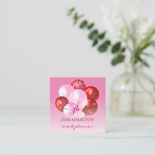 ピンクはっきりしたがかった赤いモノグラムの風船 スクエア名刺 (スタンド正面)