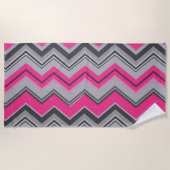 ピンクはっきりしたとグレーシェブロンビーチタオル ビーチタオル (正面)