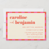 ピンクはっきりしたオレンジ色チェッカーボードオールインワン結婚ズ 招待状 (正面)