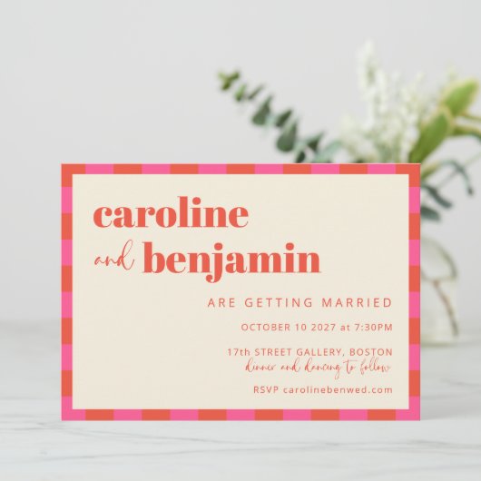 ピンクはっきりしたオレンジ色チェッカーボードオールインワン結婚ズ 招待状 (スタンド正面)