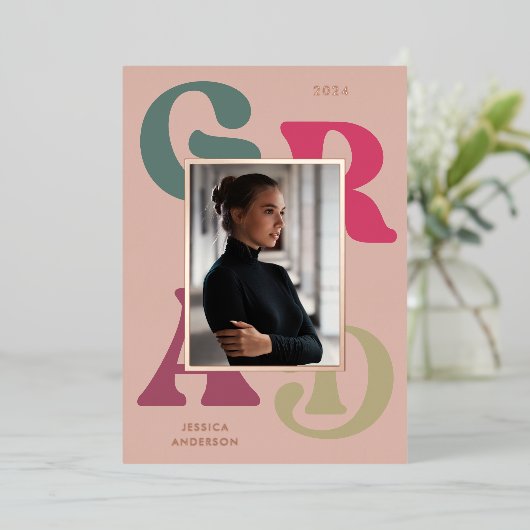 ピンクはっきりしたグリーンレトロタイポグラフィ2024卒業 箔招待状 (立ち正面)