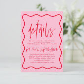 ピンクはっきりしたモダンと赤の波状フレームRSVPカード エンクロージャーカード (スタンド正面)