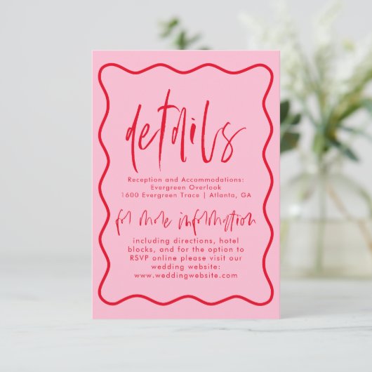 ピンクはっきりしたモダンと赤の波状フレームRSVPカード エンクロージャーカード (スタンド正面)