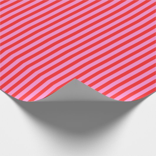 ピンクはっきりした名門私立校風のと赤のシンプル幅の狭いストライプ ラッピングペーパー (角)