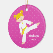 ピンクはパーソナライズなテコンドーのブロンドの女の子を主演します セラミックオーナメント (左)