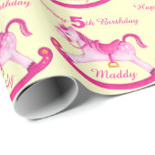 ピンクは揺り木馬の第5誕生日パターン覆いを示しました ラッピングペーパー (ロールコーナー)