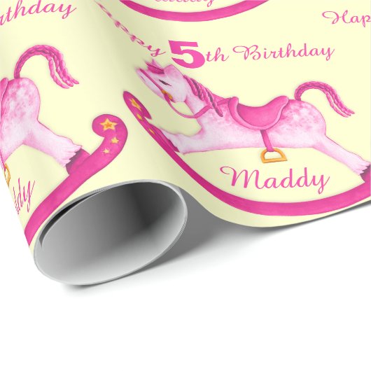 ピンクは揺り木馬の第5誕生日パターン覆いを示しました ラッピングペーパー (ロールコーナー)