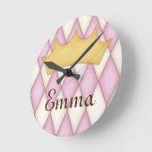ピンクひし形チェック名パーソナライズされたプリンセス ラウンド壁時計 (傾斜)
