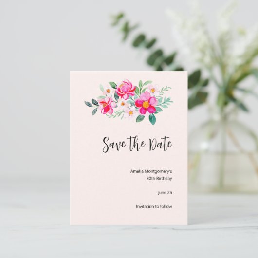 ピンクよくはしゃぐかわいらしの花の花束が日付を保存 インビテーションポストカード (スタンド正面)